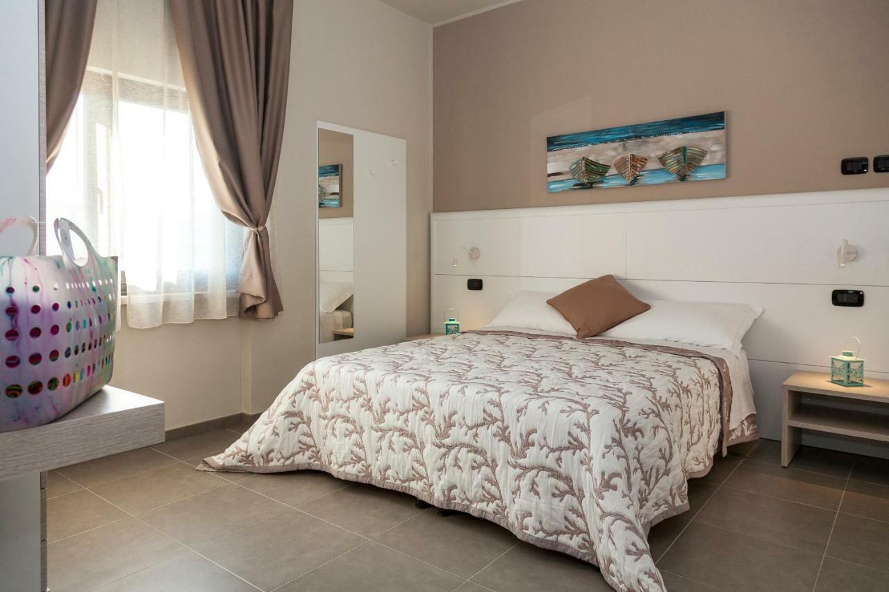 Riviera Hub Hotel Cisano sul Neva Eksteriør billede