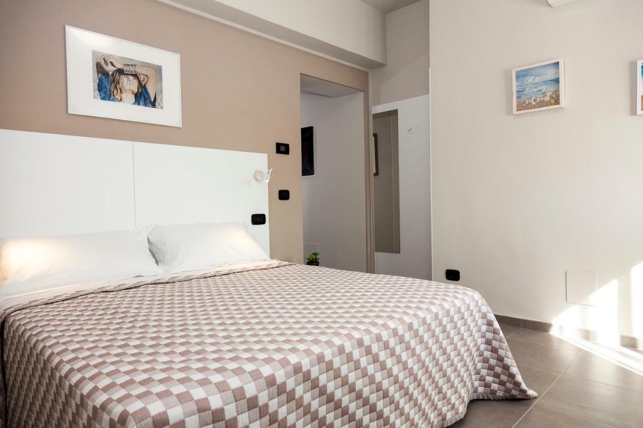 Riviera Hub Hotel Cisano sul Neva Eksteriør billede