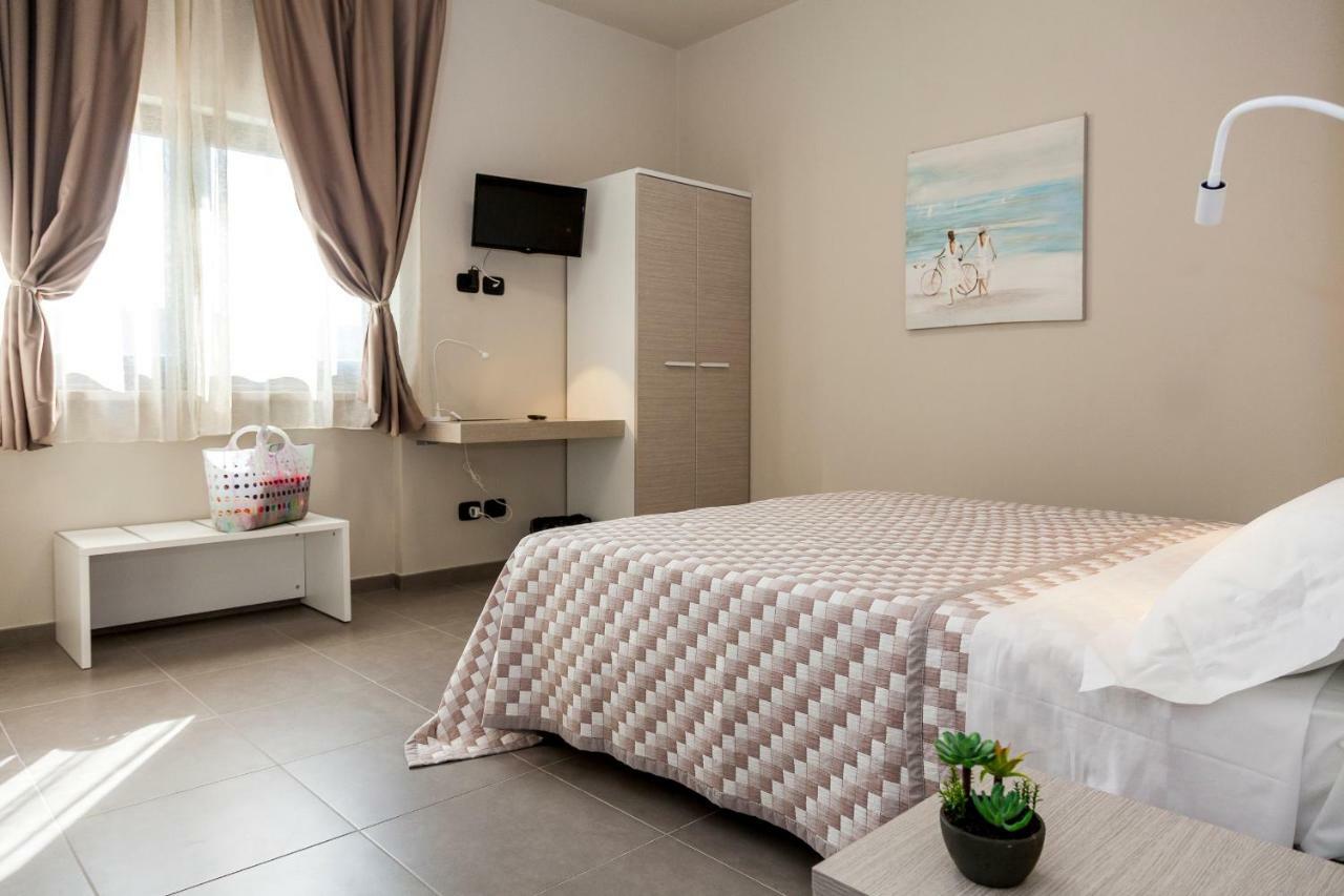 Riviera Hub Hotel Cisano sul Neva Eksteriør billede