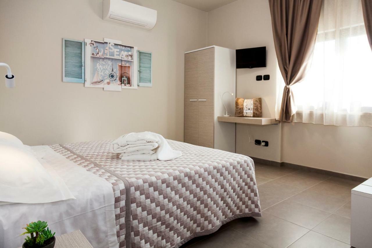 Riviera Hub Hotel Cisano sul Neva Eksteriør billede