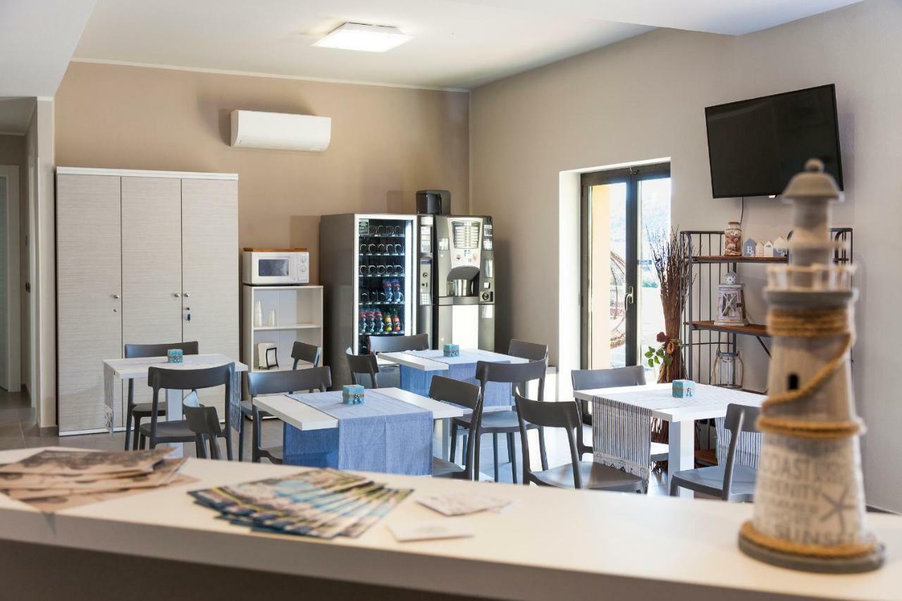 Riviera Hub Hotel Cisano sul Neva Eksteriør billede
