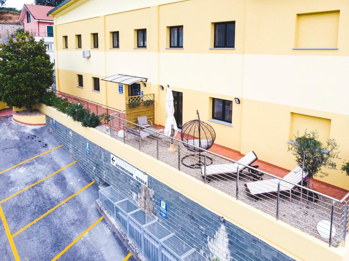 Riviera Hub Hotel Cisano sul Neva Eksteriør billede